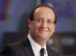 Hollande posa luego de una entrevista en el canal TV Francia. AFP  /