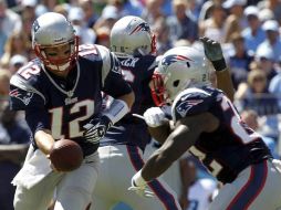 Tom Brady (12) comanda de nueva cuenta a los Patriotas a una victoria. REUTERS  /