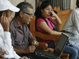 Las personas mayores de 50 años visita portales de información, ya que a la mayoría le da más confiabilidad. ARCHIVO  /