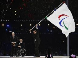 El alcalde de Río de Janeiro recibe la bandera de los paralímpicos para el próximo evento en le 2016. AP  /