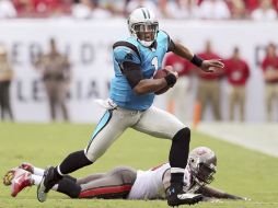Cam Newton fue controlado por la joven defensiva de Tampa Bay. REUTERS  /