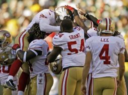 Los jugadores de San Francisco celebran una de las anotaciones durante el partido ante Green Bay. AP  /