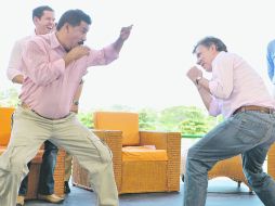 Juan Manuel Santos prueba en broma algunos golpes de boxeo con el ex campeón mundial del peso gallo, Miguel ''Happy'' Lora. EFE  /