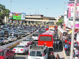 Los cárteles aprovechan que cientos de personas trabajan en Estados Unidos para ocultar drogas en sus vehículos. EL UINIVERSAL  /