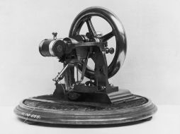 En 1846 el inventor estadounidense Elías Howe patenta la máquina de coser. ESPECIAL  /