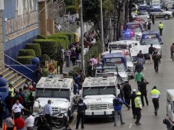 Peritos de la Procuraduría General de Justicia del Distrito Federal (PGJDF) mantienen un cerco en Plaza Galerías. EL UNIVERSAL  /