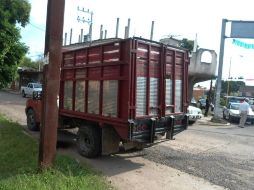 El vehículo con los cuerpos fue abandonado en la avenida principal del municipio de Coyuca de Catalán. EFE  /