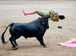 Valente sufrió una impresionante voltereta resultando herido de una cornada en la parte posterior del muslo izquierdo. NTX  /