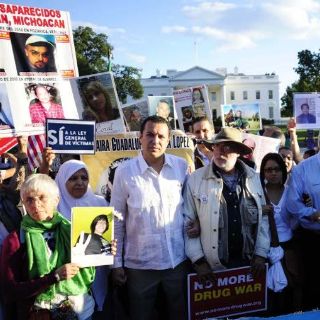 Caravana por la Paz marcha frente a la Casa Blanca