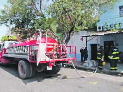 Bomberos trabajan en la casa del siniestro. Los vecinos intentaron rescatar al hombre, quien, como usaba silla de ruedas, no pudo salir  /