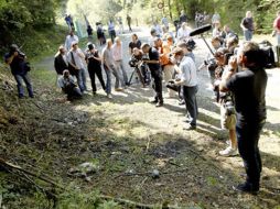 Un grupo de periodistas toma imágenes en el lugar donde las cuatro personas fueron asesinadas. ARCHIVO  /