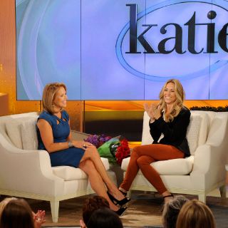 Señala Sheryl Crow que usar celular le causó tumor cerebral