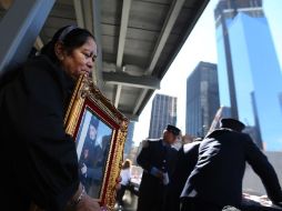 En el lugar de los atentados, se realizó la principal ceremonia conmemorativa. La señora Julia Rivas acudió con una foto de su hijo. AP  /