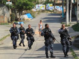 Policías patrullan, la favela de Chatuba, una barriada pobre donde fueron aprehendidos narcotraficantes. EFE  /