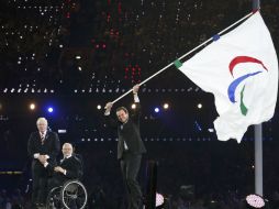 El alcalde de Río, Eduardo Paes, onde la bandera olímpica tras recibirla en la pasada clausura de Londres 2012. ARCHIVO  /