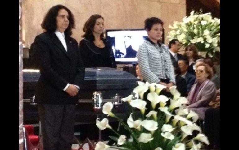 Imagen de la primera guardia de honor en el momenaje a Ernesto de la Peña. ESPECIAL  /