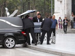 El cuerpo del escritor Ernesto de la Peña dejó al filo de las 13:30 horas el Palacio de Bellas Artes. NTX  /
