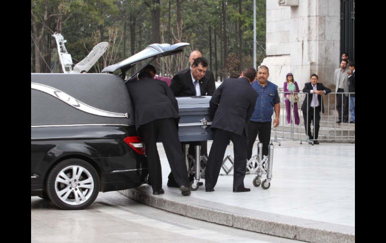 El cuerpo del escritor Ernesto de la Peña dejó al filo de las 13:30 horas el Palacio de Bellas Artes. NTX  /