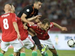 Robin van Persie intento meterse entre tres defensores de Hungría durante el partido. AP  /