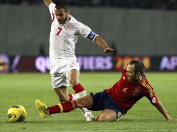 Iniesta barre para robar un balón a un elemento de Georgia durante el partido.  /