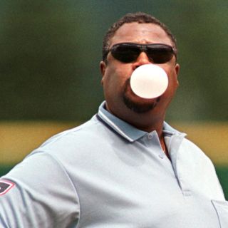 Chicles pegados en vía pública son un riesgo para la salud