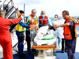 Traslado del paciente al helipuerto del Antiguo Hospital Civil. ESPECIAL  /