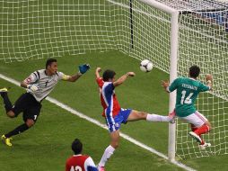 Javier 'Chicharito' Hernández (14) anota con un remate de cabeza el único gol del partido. MEXSPORT  /