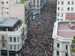 Cientos de miles de personas caminan por las calles catalanas, con consignas que exigen la separación de España. REUTERS  /