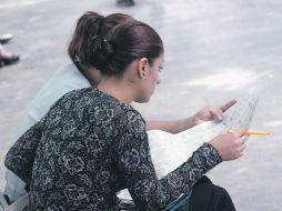 Los jóvenes que concluyen su educación superior deben armarse de valor y perseverancia, ante la escasez de empleos remunerados.  /