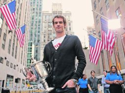 Andy Murray posa con su trofeo, durante la gira promocional por los sitios emblemáticos de Nueva York. AFP  /