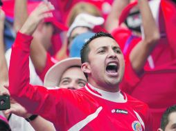 Pura vida. El orgullo tico falló en el terreno de juego, pero no en la tribuna del Estadio Azteca. MEXSPORT  /