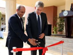 El embajador Christopher Stevens (d) durante inauguración del consulado de Estados Unidos en Tripoli, Libia. ARCHIVO  /