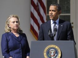 Barack Obama (d) y la secretaria de Estado Hillary Clinton (i), participan en una conferencia de prensa tras el atentado. EFE  /