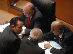 Los senadores Roberto Gil, Ernesto Ruffo y Alonso Lujambio dialogan durante la sesión en el Senado de la República. NTX  /