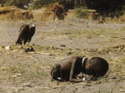 La fotografía más icónica de Kevin Carter, realizada en 1993. ESPECIAL  /