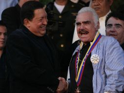 El presidente venezolano Hugo Chávez y el cantante Vicente Fernández se estrechan las manos en el Palacio Presidencial de Caracas. AP  /