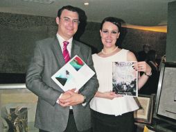 Los anfitriones. Alfonso Jiménez, del Hospital de la Esperanza, y Marie Ripley, coleccionista y promotora.  /