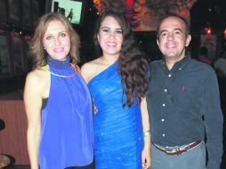 La festejada con sus papás. Alejandra Salazar, Daniela Munguía y Rubén Munguía.  /