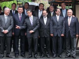 Enrique Peña Nieto con gobernadores panistas y el líder del partido, Gustavo Madero. EL UNIVERSAL  /