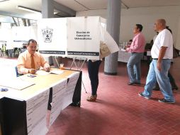 El ejercicio democrático se celebró en los 15 centros universitarios que conforman la Red UdeG. ARCHIVO  /