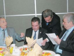 Joaquín Gamboa (izq.), Armando Monroy; Ramón Ojeda, y el legislador Carlos Aceves, en la reunión para revisar la propuesta. NTX  /