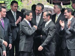 El presidente electo, Enrique Peña Nieto saluda a Gustavo Madero, líder nacional panista. EL UNIVERSAL  /