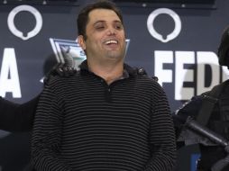 Al detenido se le aseguro un fusil de asalto AK-47 que según la autoridad federal esta bañado en oro blanco y amarillo. EFE  /