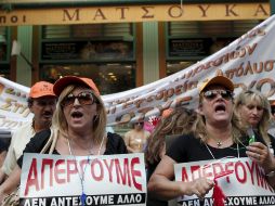 Empleados de Hacienda portestan a las puertas del Ministerio de Finanzas en contra de las medidas de austeridad. EFE  /