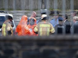 Miembros de los equipos de rescate, policía y bomberos, esperan en el exterior de la embajada de Estados Unidos en Berlín. EFE  /