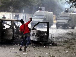 Manifestantes egipcios se enfrentan contra la policía antidisturbios durante una protesta cerca de la embajada de Estados Unidos. EFE  /