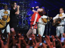 La sorpresa de la noche fue el toque mexicano cuando el mariachi acompañó al grupo entonando  ''El son de la negra''. EFE  /