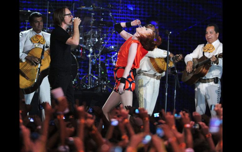 La sorpresa de la noche fue el toque mexicano cuando el mariachi acompañó al grupo entonando  ''El son de la negra''. EFE  /