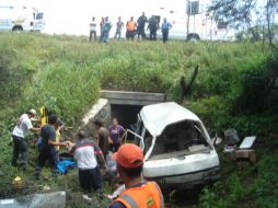 Automovilistas que circulaban por la zona reportaron cuando la camioneta cayó a un barranco.  /