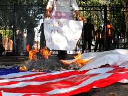 Manifestantes queman una bandera de EU frente a las instalaciones de 24 Zona Militar. EL UNIVERSAL  /